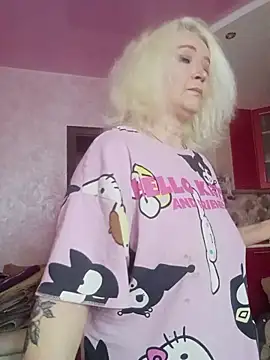 Snapshot of SquirtMilf00 chatting on 11.26.25 SquirtMilf00 online show from 11.26.25