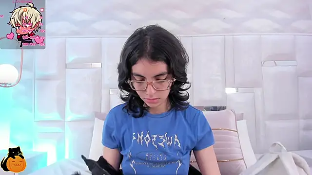 Im Molly Angel online show from 10.26.25