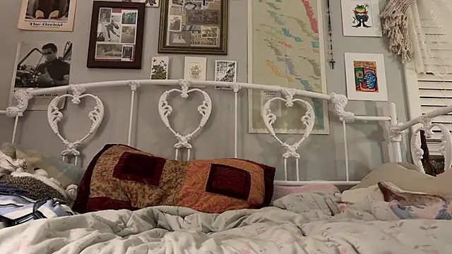 Snapshot of urbbydollxx chatting on 12.22.25 urbbydollxx online show from 12.22.25