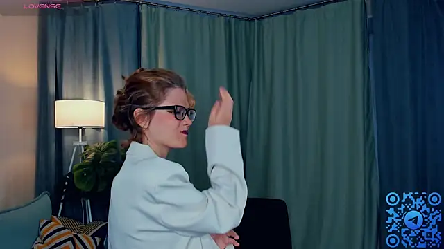 Snapshot of EdlinGathright chatting on 10.29.25 EdlinGathright online show from 10.29.25