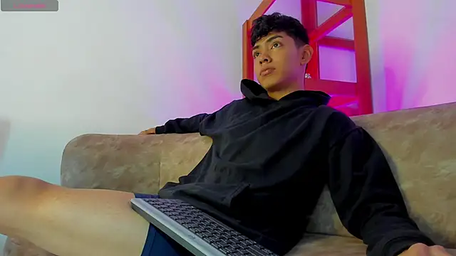 LoganTwink18 online show from 12.19.25