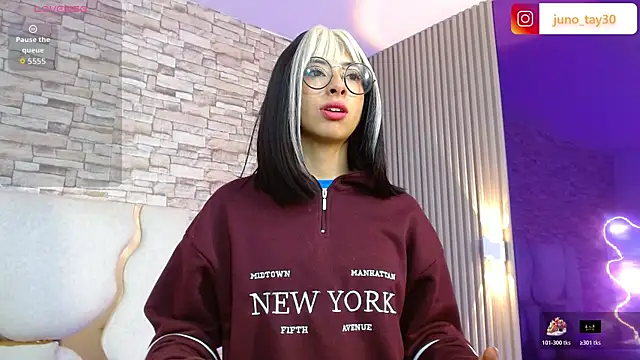 Snapshot of juno_tay chatting on 10.25.25 juno tay online show from 10.25.25
