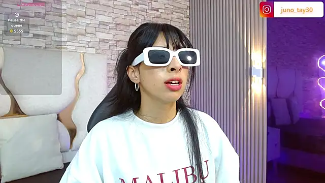 Snapshot of juno_tay chatting on 10.30.25 juno tay online show from 10.30.25