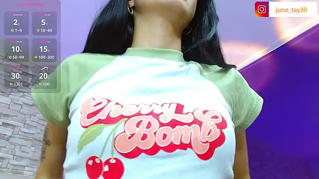 Snapshot of juno_tay chatting on 10.31.25 juno tay online show from 10.31.25