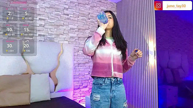 Snapshot of juno_tay chatting on 11.12.25 juno tay online show from 11.12.25