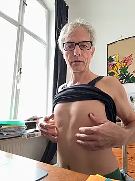 Snapshot of SexyLeon8 chatting on 10.17.25 SexyLeon8 online show from 10.17.25