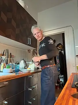 Snapshot of SexyLeon8 chatting on 11.07.25 SexyLeon8 online show from 11.07.25