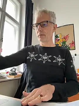 Snapshot of SexyLeon8 chatting on 11.10.25 SexyLeon8 online show from 11.10.25