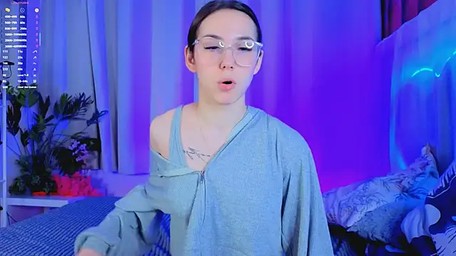 Snapshot of -CindyLou chatting on 11.26.25 -CindyLou online show from 11.26.25