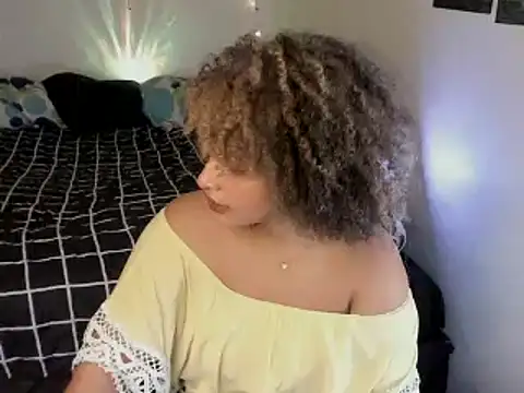 chloe kisses online show from 04.20.26