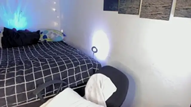 chloe kisses online show from 04.24.26