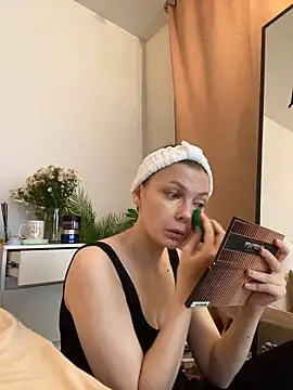 Snapshot of miamunn chatting on 10.18.25 miamunn online show from 10.18.25