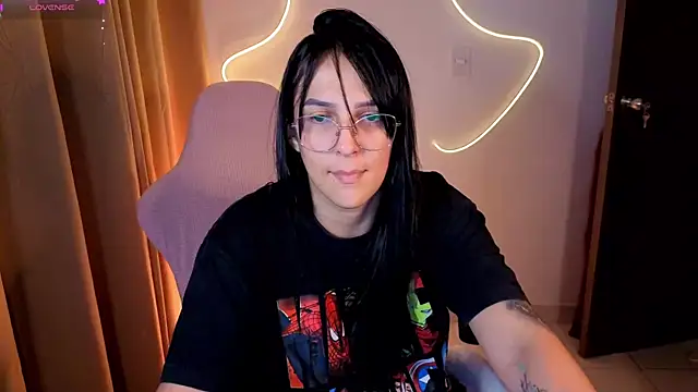 Snapshot of kimflexible_x chatting on 12.16.25 kimflexible x online show from 12.16.25