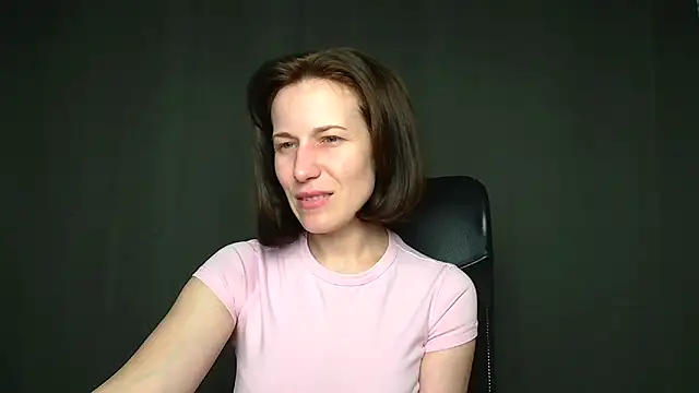 Kelly Kisss online show from 04.28.26