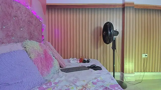 Snapshot of violet_taylor_ chatting on 10.01.25 violet taylor online show from 10.01.25