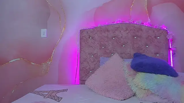 Snapshot of violet_taylor_ chatting on 10.17.25 violet taylor online show from 10.17.25