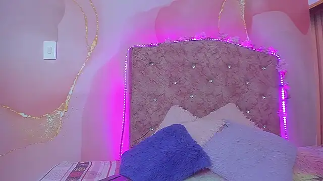 Snapshot of violet_taylor_ chatting on 10.19.25 violet taylor online show from 10.19.25