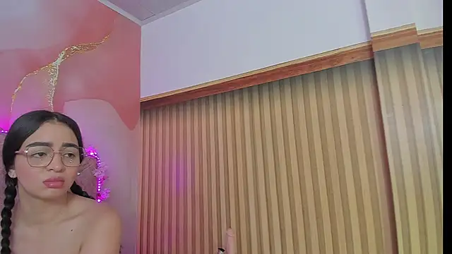 Snapshot of violet_taylor_ chatting on 11.25.25 violet taylor online show from 11.25.25