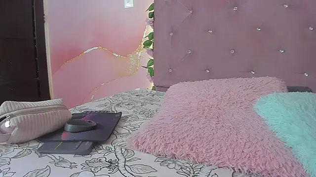 violet taylor  online show from 04.22.26