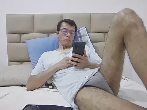 Snapshot of skinnylatino51 chatting on 09.15.25 skinnylatino51 online show from 09.15.25