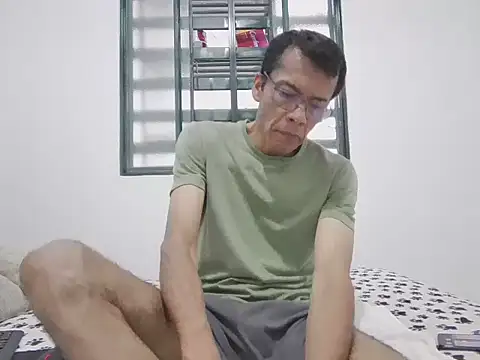 Snapshot of skinnylatino51 chatting on 09.18.25 skinnylatino51 online show from 09.18.25