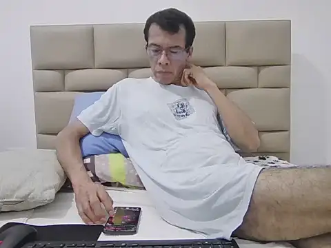 Snapshot of skinnylatino51 chatting on 09.21.25 skinnylatino51 online show from 09.21.25