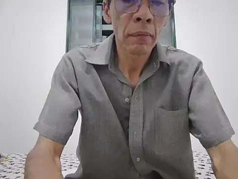 Snapshot of skinnylatino51 chatting on 09.23.25 skinnylatino51 online show from 09.23.25