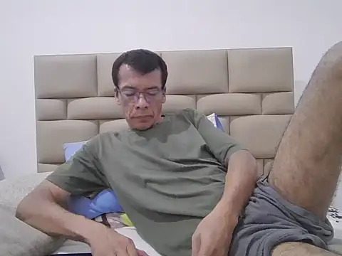 Snapshot of skinnylatino51 chatting on 09.25.25 skinnylatino51 online show from 09.25.25