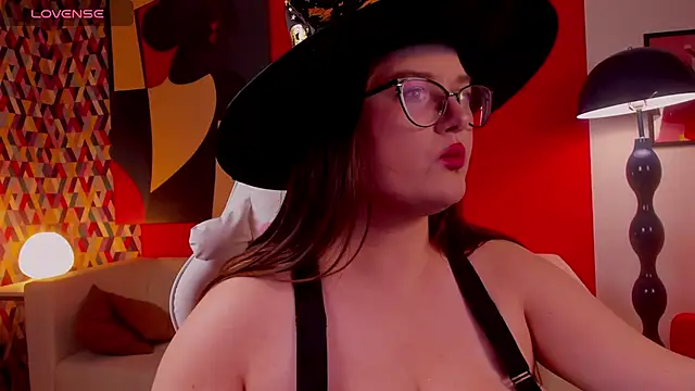 Snapshot of HelenDanvers chatting on 10.23.25 HelenDanvers online show from 10.23.25