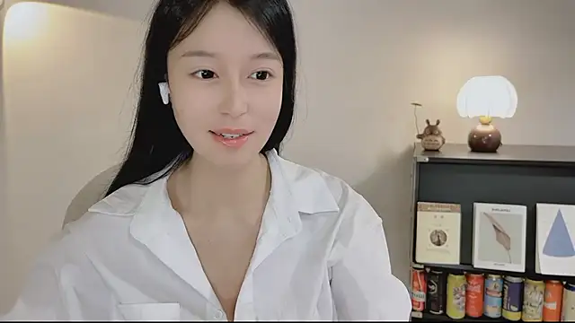 Snapshot of Onechestnut chatting on 04.23.26 Onechestnut online show from 04.23.26