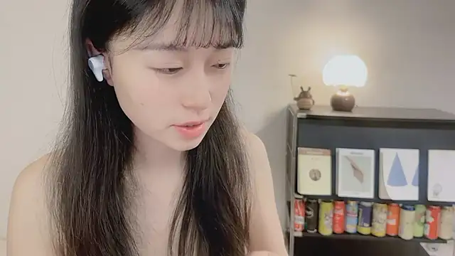 Snapshot of Onechestnut chatting on 05.17.26 Onechestnut online show from 05.17.26
