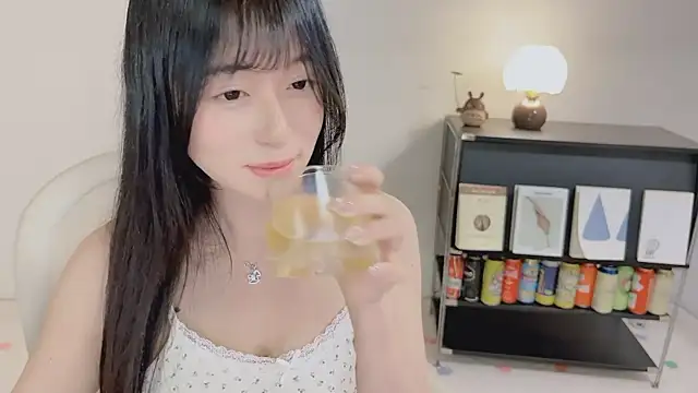 Snapshot of Onechestnut chatting on 05.18.26 Onechestnut online show from 05.18.26