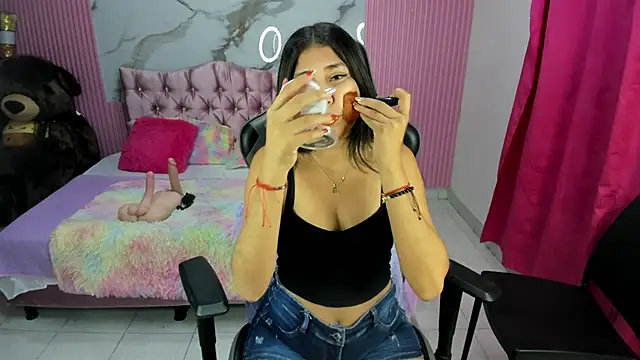 Snapshot of Mindy_19 chatting on 11.30.25 Mindy 19 online show from 11.30.25