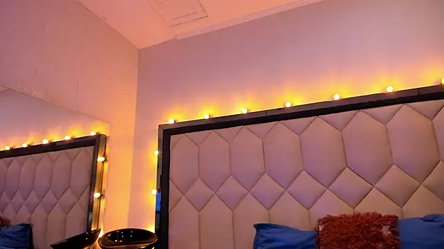 Scarletbigbug online show from 11.06.25