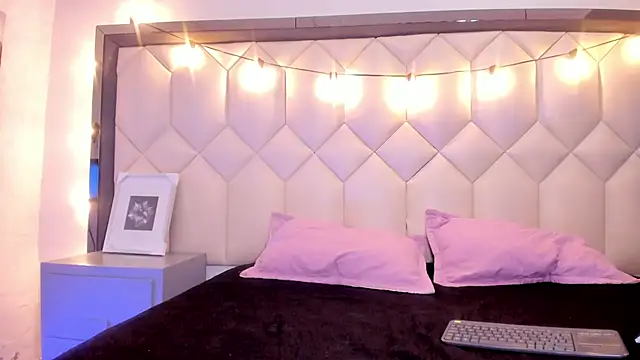 Scarletbigbug online show from 02.11.26