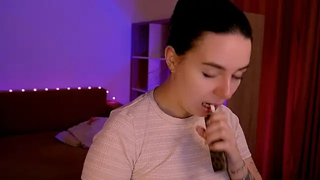 Snapshot of Di_na_Bell chatting on 09.16.25 Di na Bell online show from 09.16.25