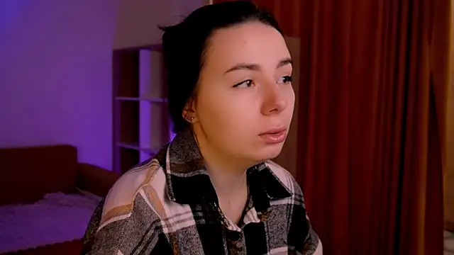 Snapshot of Di_na_Bell chatting on 10.20.25 Di na Bell online show from 10.20.25