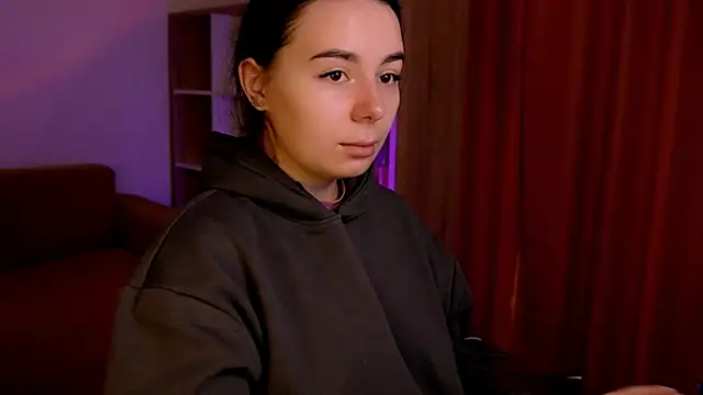 Snapshot of Di_na_Bell chatting on 10.23.25 Di na Bell online show from 10.23.25