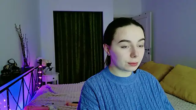 Snapshot of Di_na_Bell chatting on 10.25.25 Di na Bell online show from 10.25.25