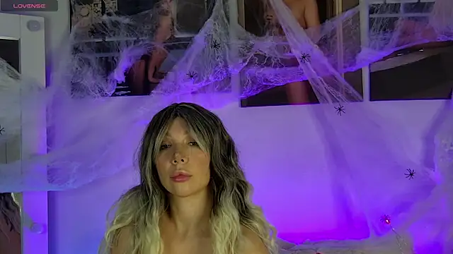 Snapshot of AlysonHuxley_ chatting on 10.25.25 AlysonHuxley online show from 10.25.25