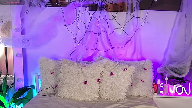 Snapshot of AlysonHuxley_ chatting on 10.30.25 AlysonHuxley online show from 10.30.25