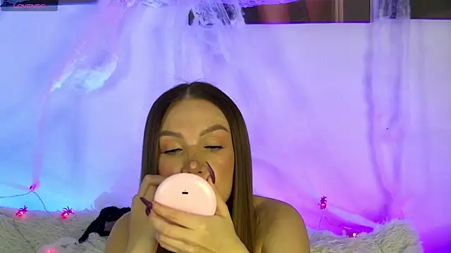 Snapshot of AlysonHuxley_ chatting on 11.03.25 AlysonHuxley online show from 11.03.25