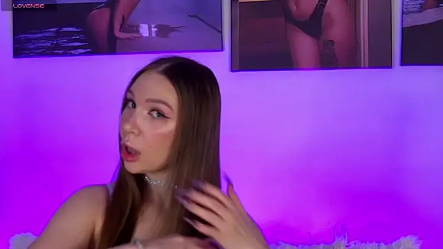 Snapshot of AlysonHuxley_ chatting on 11.06.25 AlysonHuxley online show from 11.06.25