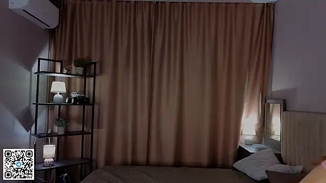 Snapshot of PetraHambelton chatting on 11.25.25 PetraHambelton online show from 11.25.25