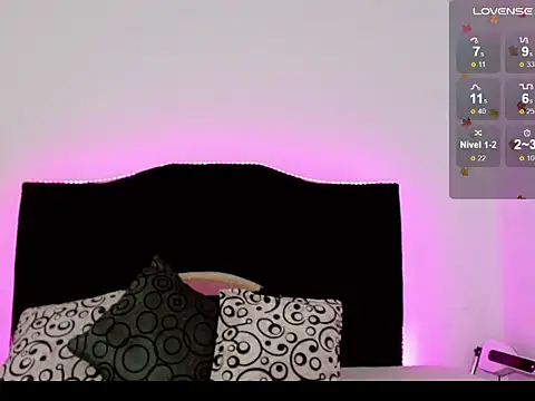 Snapshot of x_isabella_x chatting on 10.31.25 x isabella x online show from 10.31.25