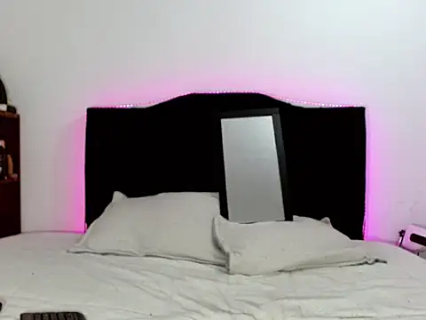 Snapshot of x_isabella_x chatting on 11.07.25 x isabella x online show from 11.07.25