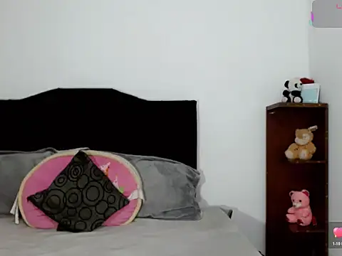 Snapshot of x_isabella_x chatting on 12.05.25 x isabella x online show from 12.05.25