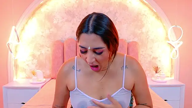 Snapshot of JasmineRhodes chatting on 10.30.25 JasmineRhodes online show from 10.30.25