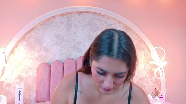 Snapshot of JasmineRhodes chatting on 11.22.25 JasmineRhodes online show from 11.22.25