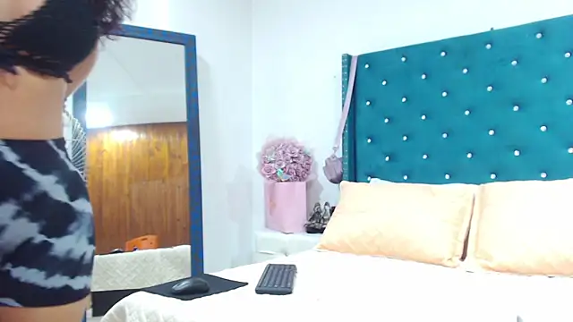 KimScarleth online show from 09.25.25